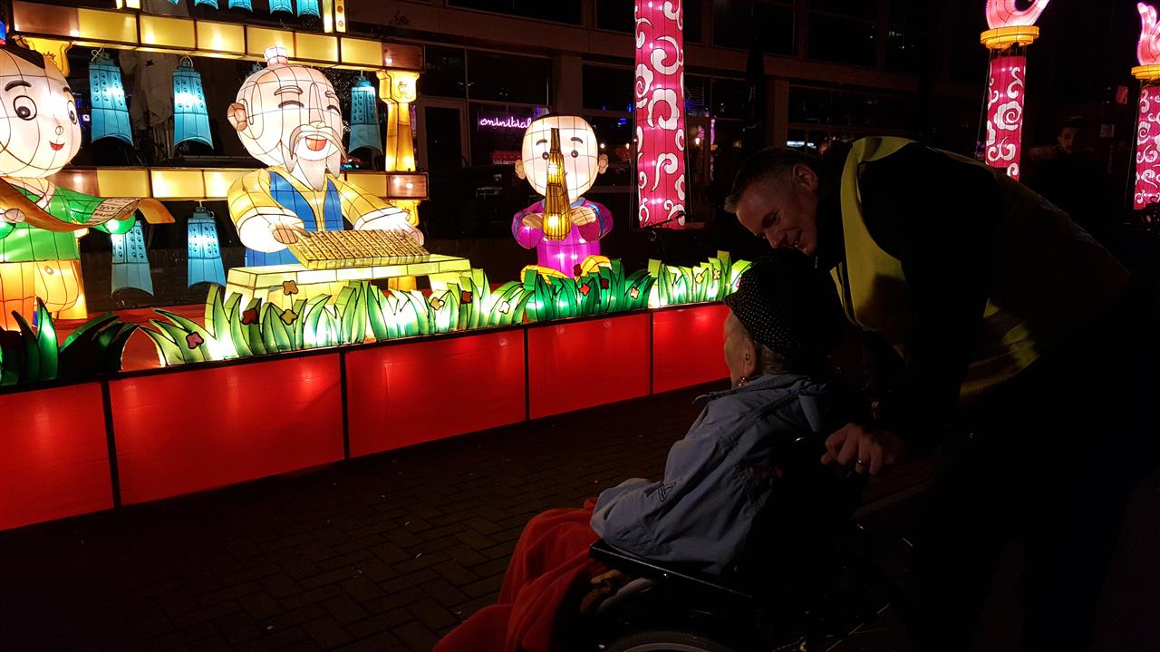 Ouderen na lange tijd weer eens op pad tijdens Glow-tour: 'Dit is écht genieten' Ouderen na lange tijd weer eens op pad tijdens Glow-tour: 'Dit is écht genieten'