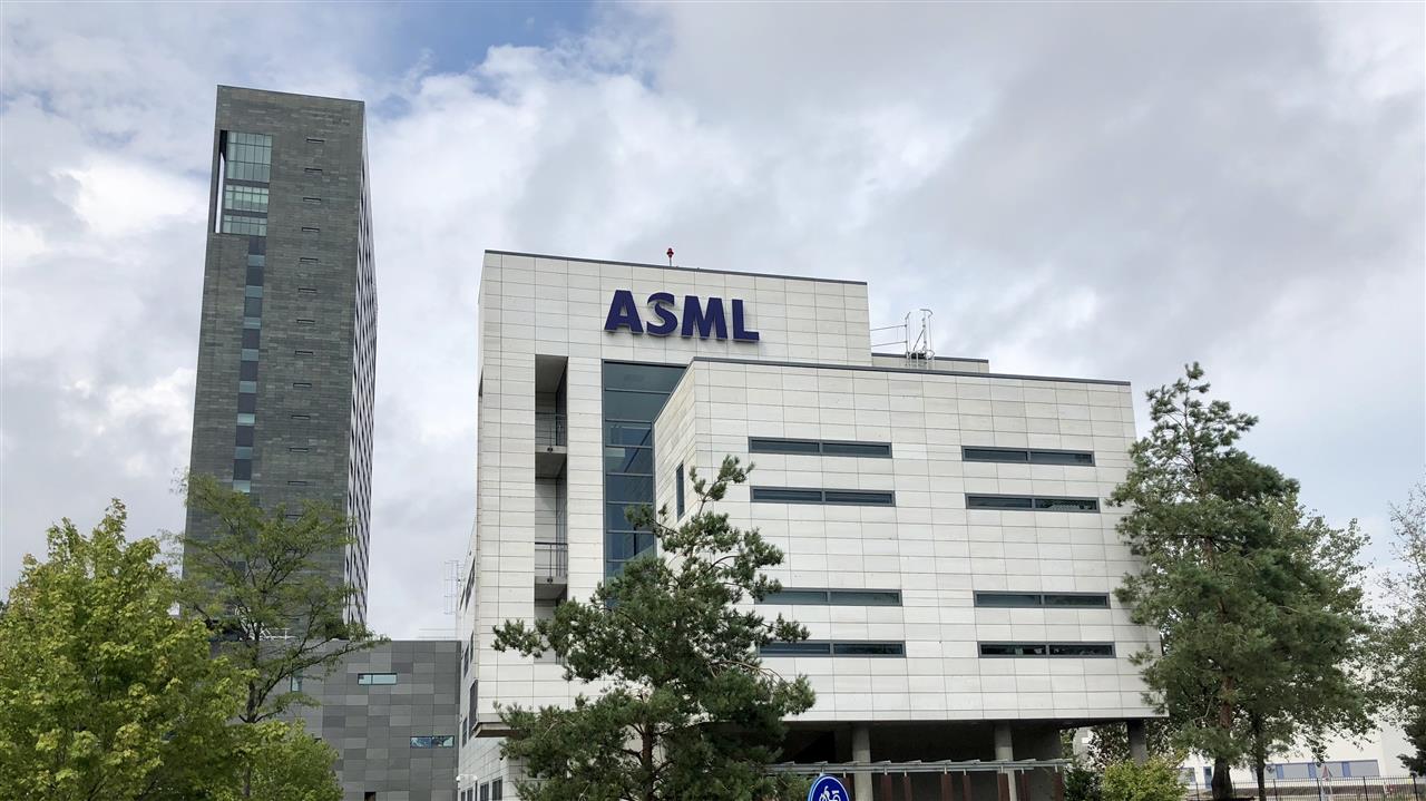 ASML overweegt eigen bedrijfs-cao en FNV buitenspel te zetten ASML overweegt eigen bedrijfs-cao en FNV buitenspel te zetten